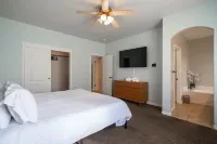 Central bliss near parks & shops Hotels near River Walk