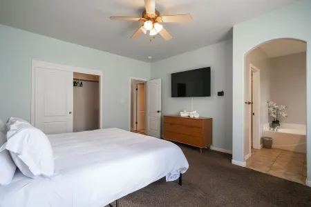 Central bliss near parks & shops Отели рядом с достопримечательностью «River Walk»