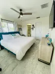 Modern Luxurious Condo, King Bed Suite, Waterfront + Pool, Near Downtown