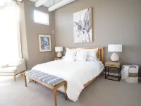 Gorgeous Lake Front Home, Central Location Hotels in Tualatin