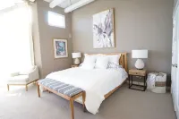 Gorgeous Lake Front Home, Central Location Hotels in Tualatin