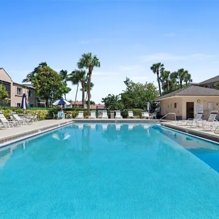 2/2 Condo-5 Minute Walk to Beach
