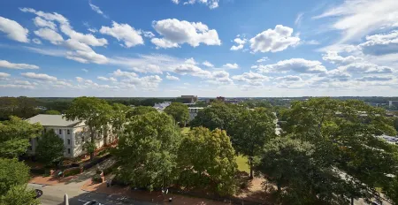 Downtown Athens Condo, Sanford Stadium Views, 12 Min Walk to Games