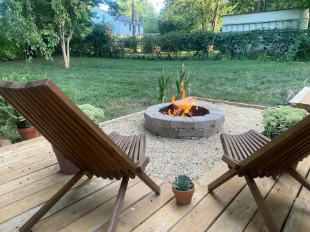 Cozy home centrally located to historical old-town leesburg w/ HotTub & Firepit!