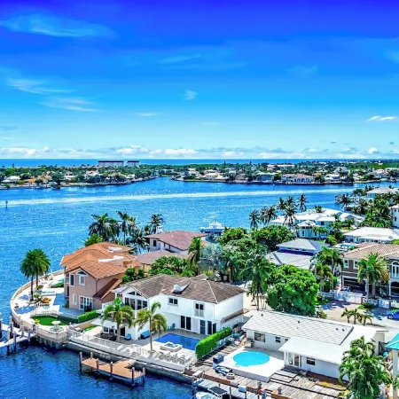 Waterfront Antique Mansion! Heated Pool+Hot Tub!