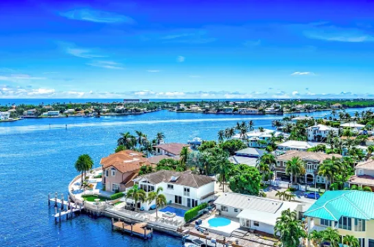 Waterfront Antique Mansion! Heated Pool+Hot Tub!