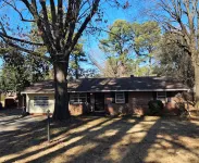 Charming 3-bedroom house with all the amenities located in the heart of Jackson