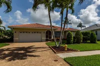 THE WAVES HOUSE! 7 minute walk to the beach, 2 minute walk to the JW Marriott