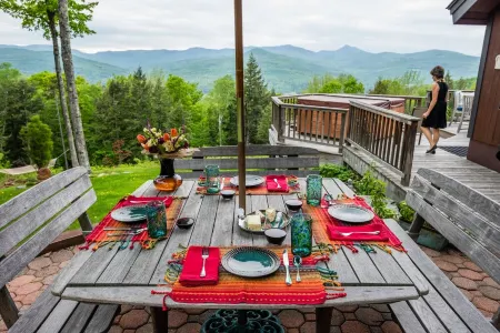 Mountain views, luxurious surroundings, nearby skiing, and a hot tub!