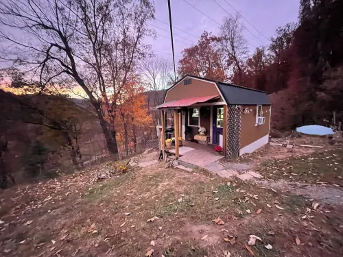 Tiny home overlooking the river with SPECTACULAR VIEWS and lots of extras!