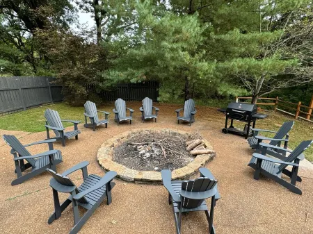 5 Bed 5 Bath Luxury Nashville Lodge! Pickleball Game Rm Sauna Fire Pit & Hot-Tub