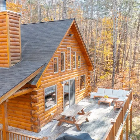 Beautiful private rustic log cabin, pool, hot tub
