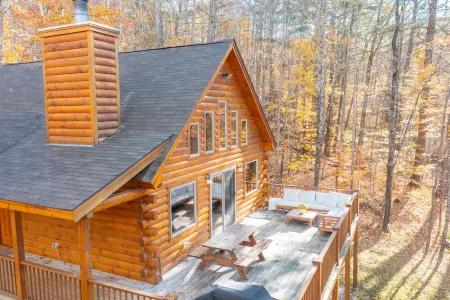 Beautiful private rustic log cabin, pool, hot tub