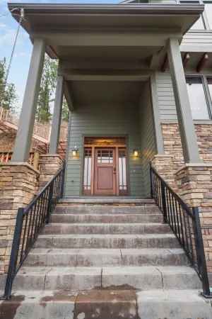 Lakefront Luxury on Deer Lake