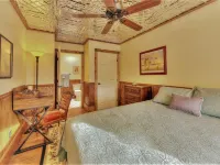 Beautifully Restored House of Pleasure on Main St above Ponderosa Wine Bar Hotels in Hamilton