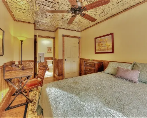 Beautifully Restored House of Pleasure on Main St above Ponderosa Wine Bar Hotels in Hamilton