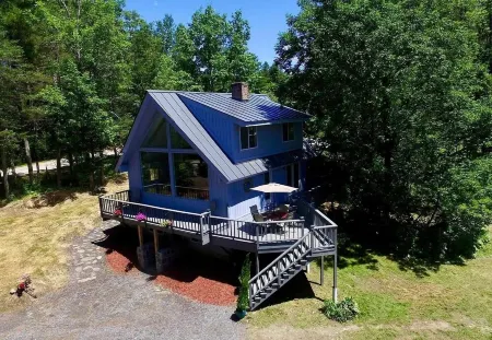 Warren VT Chalet for Ski, Summer + Fall Fun, WIFI Отели рядом с достопримечательностью «Шугарбуш Резорт»