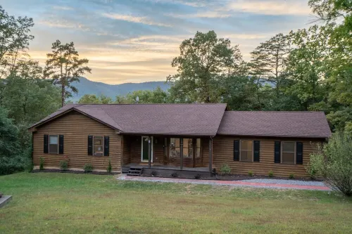 Spring Retreat! Hot tub,  Bar, Game room, Grill & 10 mins to Skyline Drive