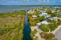 Secluded Tropical Retreat: 60' Dock, Large Pool, World-Class Fishing & Lobster