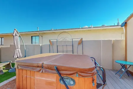 Best view in town.  Minutes away from Old town and the Albuquerque zoo Отели рядом с достопримечательностью «Альбукерке Ботаникал Гарден»