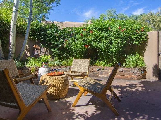 Elegant Home~ Easy walk to Plaza~ 2 king beds~2 full baths~