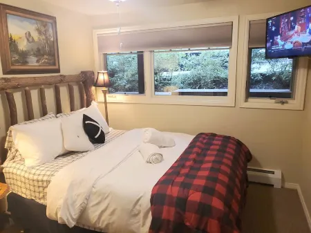 Discover Downtown Aspen, just steps away from Aspen Mountain. 3 bdr/3 bath