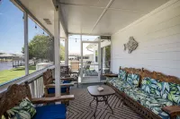 "THE TEXICAN" - Beautiful, Waterfront Home on Caney Creek