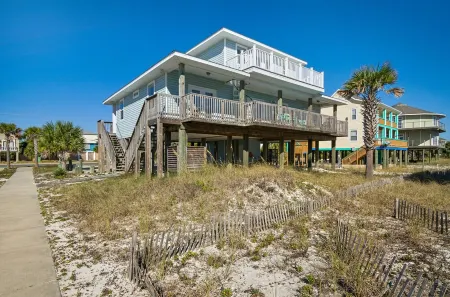 Beachside Haven: Spacious 6-Bedroom Retreat Just Steps from the Sand