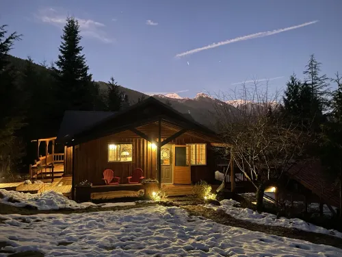 Cozy 2-bdrm dogs-welcome cabin w/ hot tub in private riverfront setting