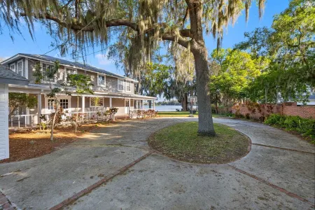 Charming Tampa Lakehouse - Prime Location close to everything! Отели в г. Лейк-Магдалин
