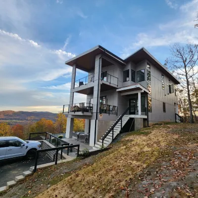 Modern 5 Bedroom Retreat w/ Mountain Views.  Sauna + Wood Fired Pizza Oven!