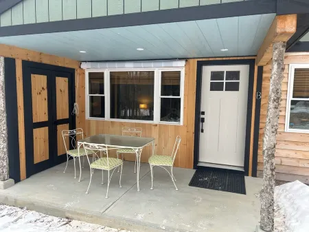 Forest Edge Homestead Charming 2 bdr. Bungalow in heart of MT Washington Valley Отели в г. Бартлетт