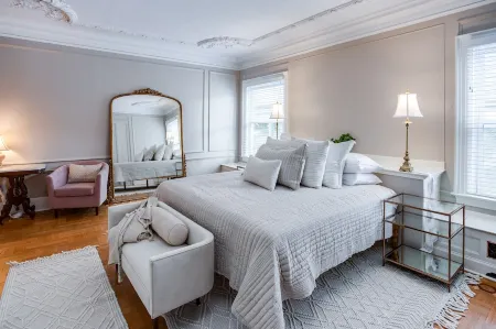 Remodeled Historical Unit With King Bed Walking Distance To Many Attractions!