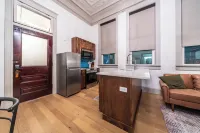 The Peacock Suite - Luxury 1 Bedroom Apartment in Downtown Sedalia