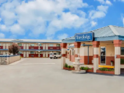 A Riverside Inn Travelodge by Wyndham Hotels in Fairplay