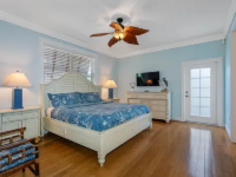 Big Luxury 6 bdrm, Pool, Spa, Bikes, Kayak, Reviews, Beach! Hotels in Holmes Beach