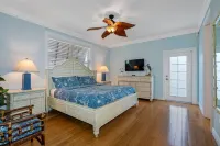Big Luxury 6 bdrm, Pool, Spa, Bikes, Kayak, Reviews, Beach!