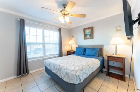 SA7 Family-Friendly Condo: Waterfront-Complex, Pool, Walk to the Beach, Fishing 밥 홀 부두 주변 호텔