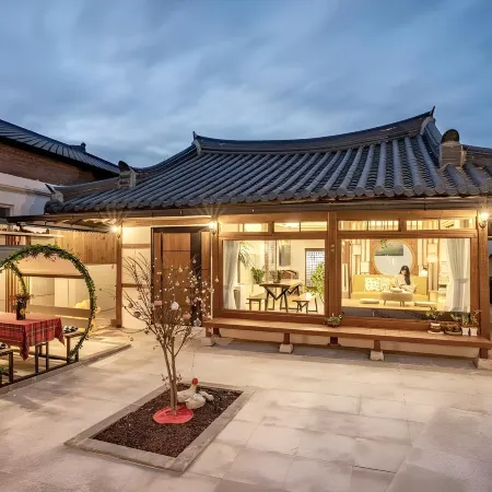 Geuligobom Dokchae Pension Отели рядом с достопримечательностью «Jeondong Catholic Church»