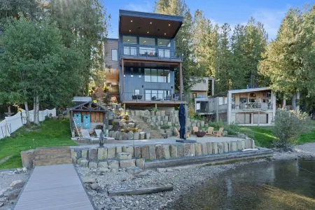 New Modern Luxury Home. Enjoy the Sweeping Lakefront and Mountain View’s. Отели в г. Сагл