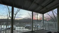 Cozy ranch, peaceful cove, dock space available. Close to restaurants!