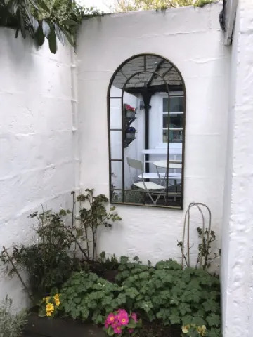 Pretty 18th century cottage centrally situated  on Mermaid Street in Rye