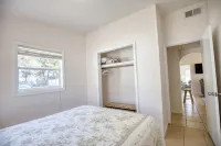 Beach-Themed Cozy Cottage Close to Downtown, Beaches, Pinecraft & Legacy Trail!