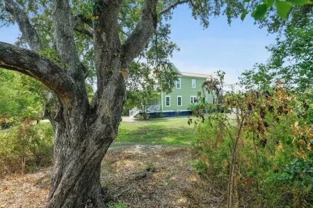 Charming 3-bedroom home with a private pool and firepit. 15 min from the beach.