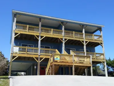 2nd Row Easy Beach Access 1/2 Block Ocean View 4 Nights OK Lower Rate EV Charger