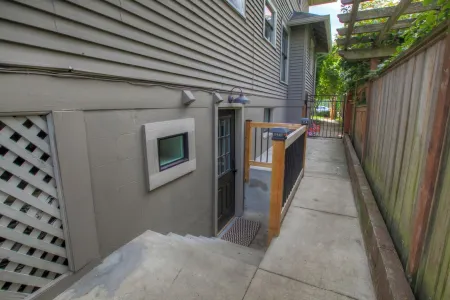 Clean, modern basement suite in Tacoma Отели рядом с достопримечательностью «Greater Tacoma Convention & Trade Center»