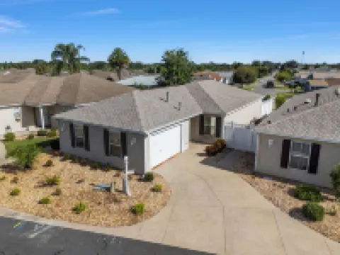 The Villages Courtyard Villa – Private Yard, Golf Cart Included, Pools Nearby