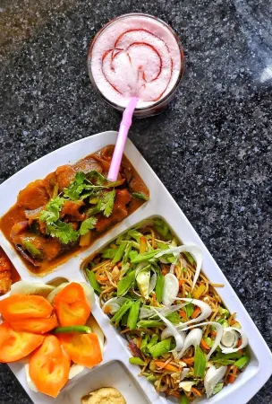 Kalpataru Guest House Отели рядом с достопримечательностью «Phoneix»