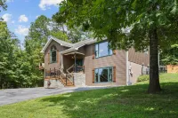 Rustic Hideaway 4 Bedroom Cabin by RedAwning Hotels in Sevier County