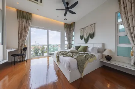 42Pax: 13BR Thai Villa | Luxury Vacation @ PJ Отели рядом с достопримечательностью «The One Academy»